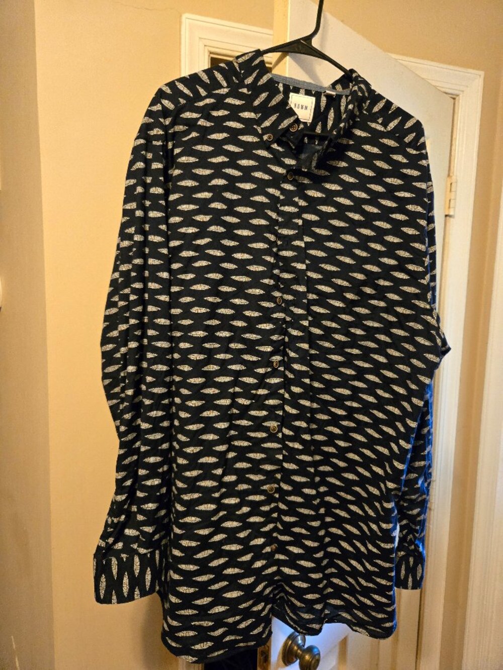Rowm 3 XL navy button up shirt with white feather print